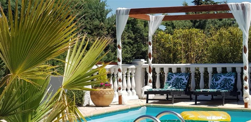 Villa T3 à 10' de Cassis - Piscine privée et cuisine d'été extérieure Carnoux-en-Provence Exterior foto